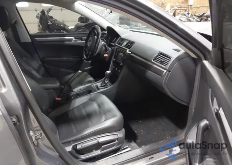 2017 Volkswagen Passat 1.8T R-Line z USA, uszkodzony, nr VIN 1VWDT7A34HC063121